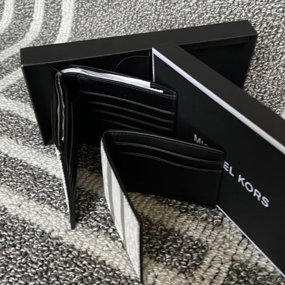 Michael Kors Boxed Signature 3 in 1 Bifold Wallet In White / Pearl Grey - Picture 7 of 16